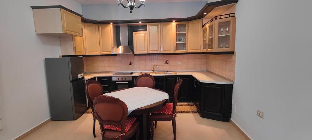 una cucina con un lavello, un tavolo e delle sedie di Great 2BR Retreat for Families and Friends! a Kamëz