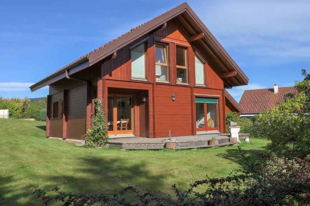 a wooden house with a large front yard at Chalet Mulli, Familial 7p, Jardins & Terrasse à Gérardmer in Gérardmer
