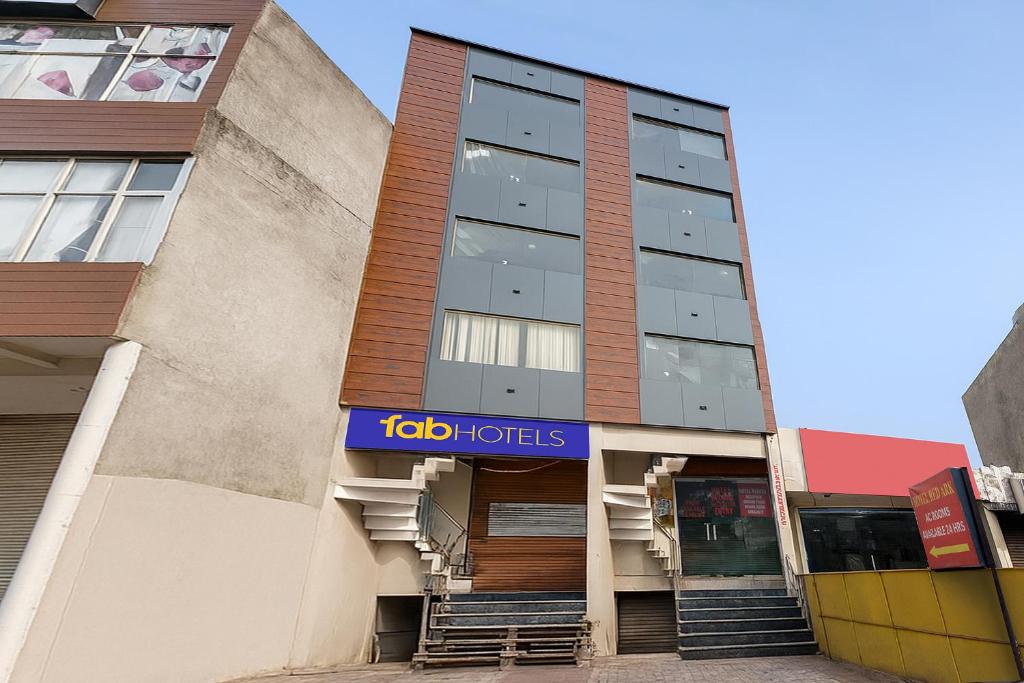 un edificio con un letrero de Coldb Hotels en FabHotel Red Ark Inn, en Lāndrān