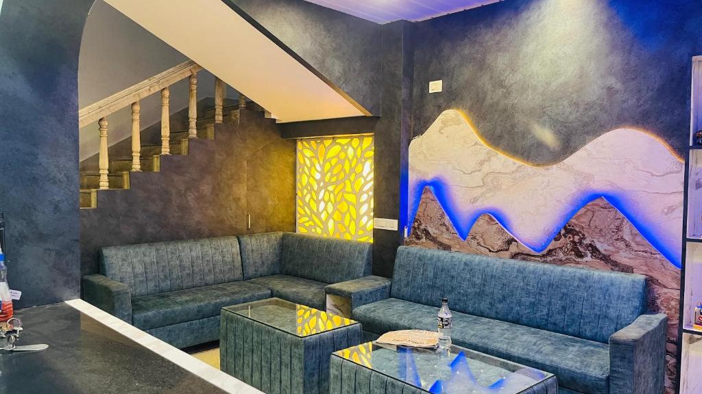sala de estar con sofá y mural en Hotel Hill View, en Jamshedpur