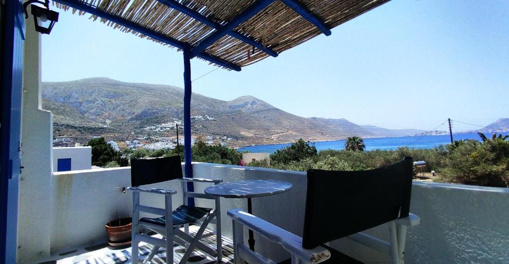ein Balkon mit Tisch und Stühlen und Aussicht in der Unterkunft Elia - Studios Amorgos - near the sea in Aegiali