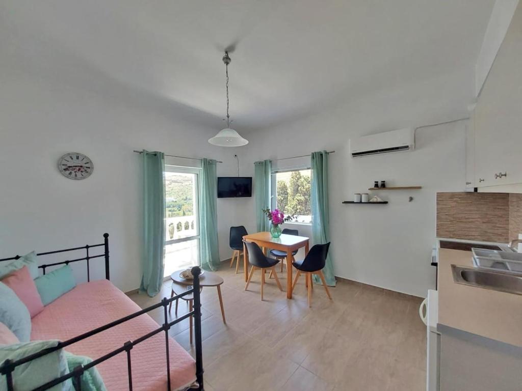 Μια τηλεόραση ή/και κέντρο ψυχαγωγίας στο Dimitra's Pretty Apartment 4 klm away from Chora