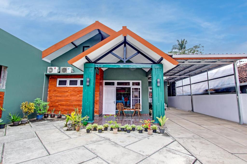 uma pequena casa com um pátio na frente em Hotel O Green House em Yogyakarta