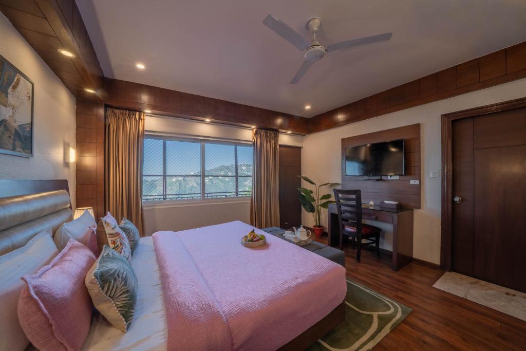 Postel nebo postele na pokoji v ubytování Perfectstayz Premium The Pride at mall road