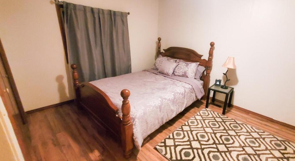 Postel nebo postele na pokoji v ubytování Convenience in Vancouver