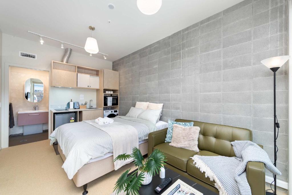 Ένα ή περισσότερα κρεβάτια σε δωμάτιο στο Petone City Studio with Balcony