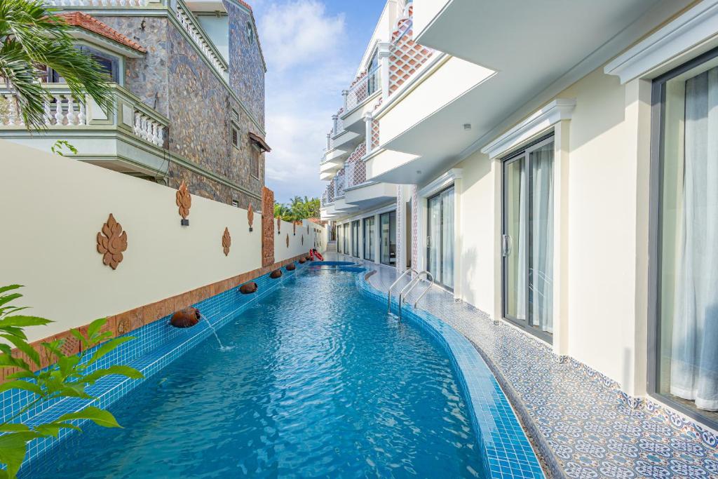 a swimming pool in the middle of a building at Cham Charm Apartment Hotel Mui Ne in Mui Ne