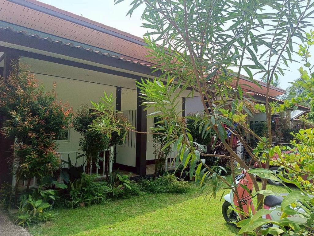 Zahrada ubytování Ploy Chumpoo Lanta