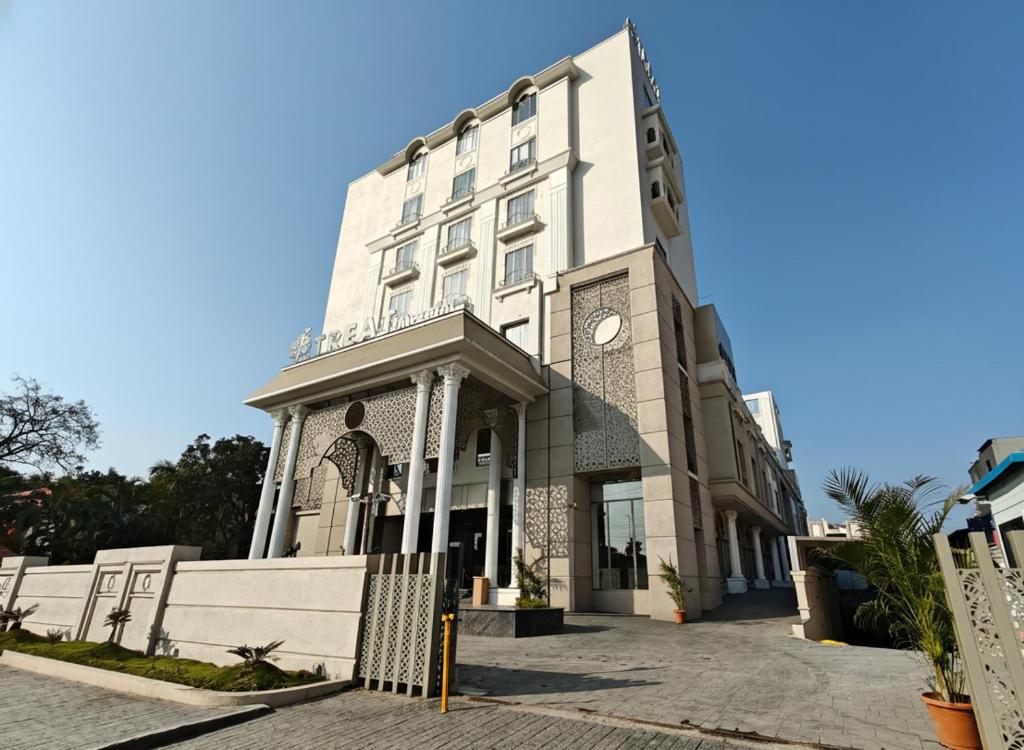 um grande edifício branco com um relógio em Treat Imperial em Aurangabad