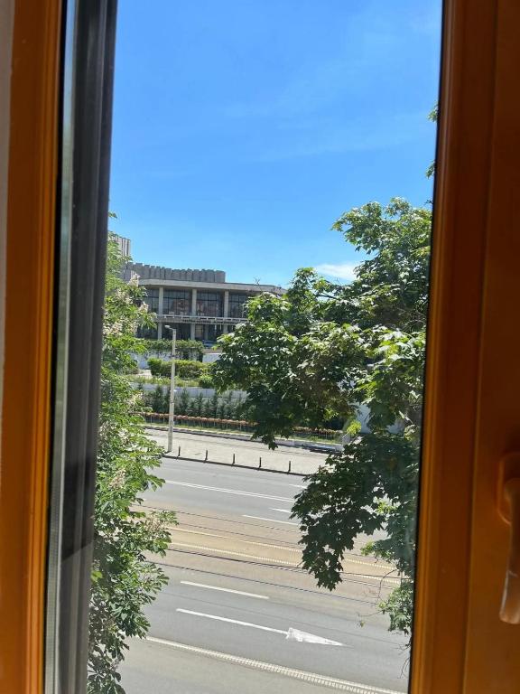 克拉约瓦Mery的从公共汽车的窗户欣赏街道景色