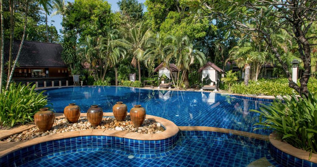 ein Schwimmbecken mit vielen Vasen darin in der Unterkunft Annika Koh Chang , Formerly Ramayana Koh Chang Resort & Spa in Ko Chang