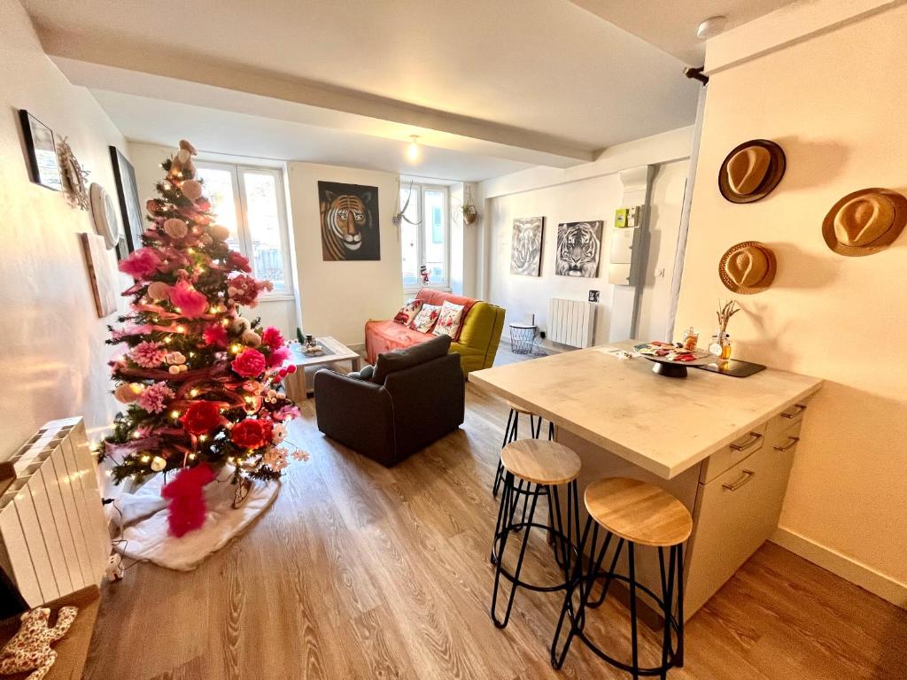 ein Wohnzimmer mit einem Weihnachtsbaum darin in der Unterkunft La Casa Gîte 2 grands couchages in Rives