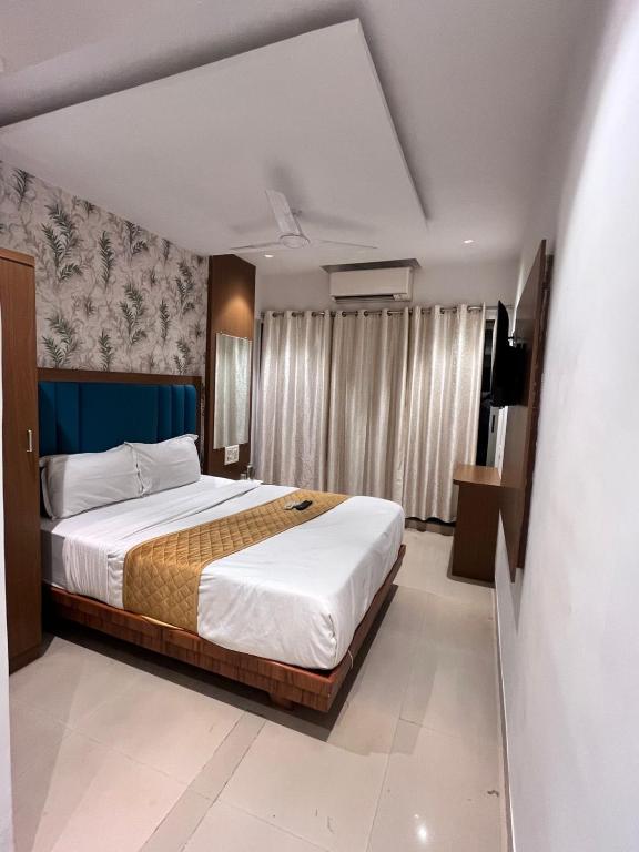 a bedroom with a large bed and a tv at Hotel Crystal Palace Near US Consulate Bandra Kurla Complex Mumbai Near Mumbai Airport Mumbai in Mumbai