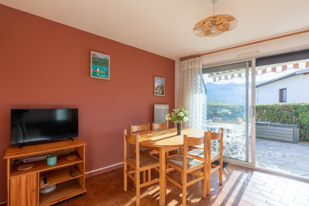 TV a/nebo společenská místnost v ubytování La casa de Serre-Ponçon - Vue Montagne