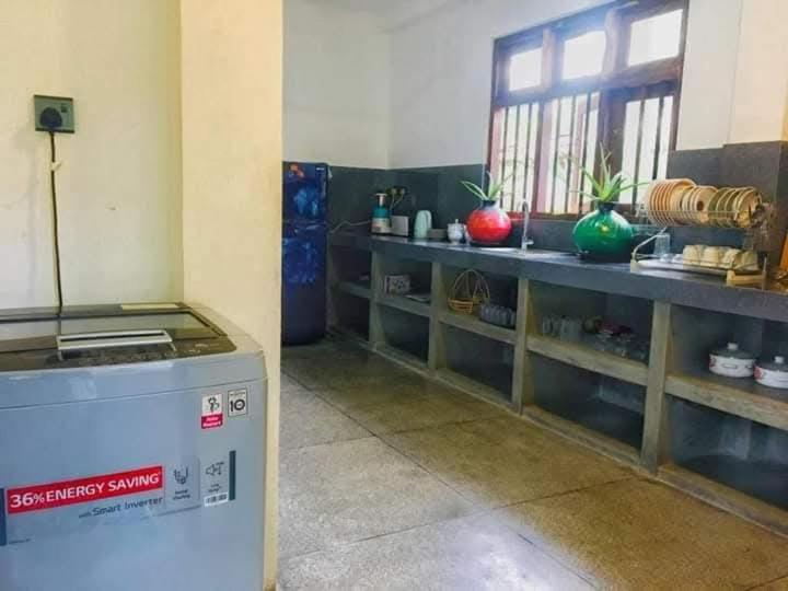 Una habitación con una barra y una mesa con en Baba Place Thalpe, en Galle