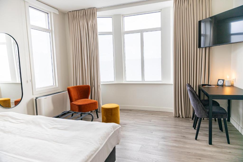 una habitación de hotel con una cama y un escritorio en Hotel Bell-X Kortrijk-Wevelgem, en Wevelgem