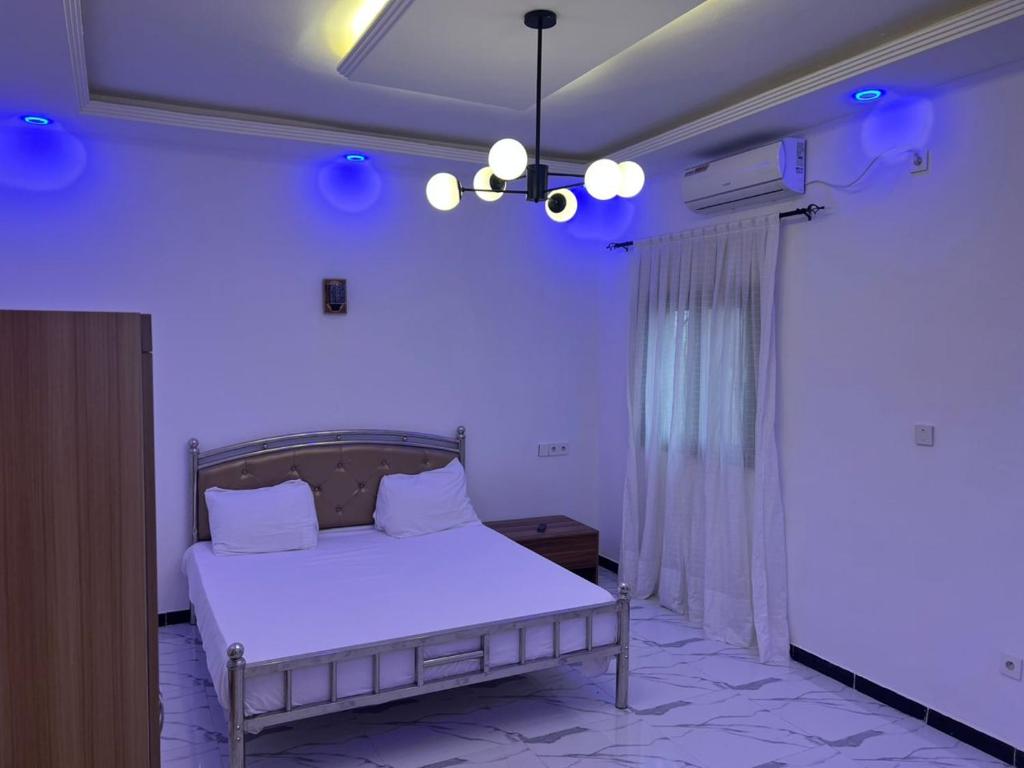 Postel nebo postele na pokoji v ubytování Appartement meublé, confortable et abordable à Saint-Louis