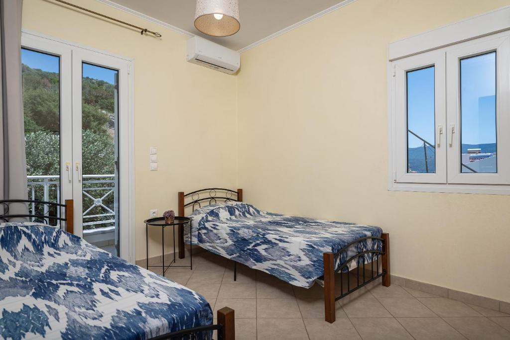 une chambre avec deux lits et un balcon dans l'établissement Nostos - Psili Ammos Appartments, à Psili Ammos