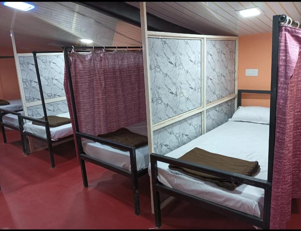 Postel nebo postele na pokoji v ubytování Tanaji Residency