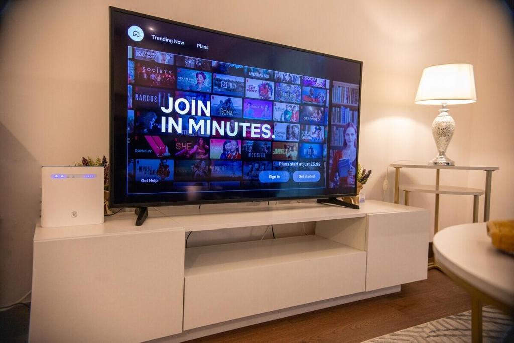 Μια τηλεόραση ή/και κέντρο ψυχαγωγίας στο Stylish Kent apartment