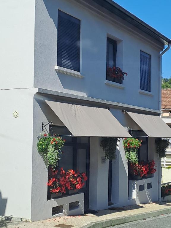a building with flower boxes on the side of it at La Maison de Jeanne in Capvern