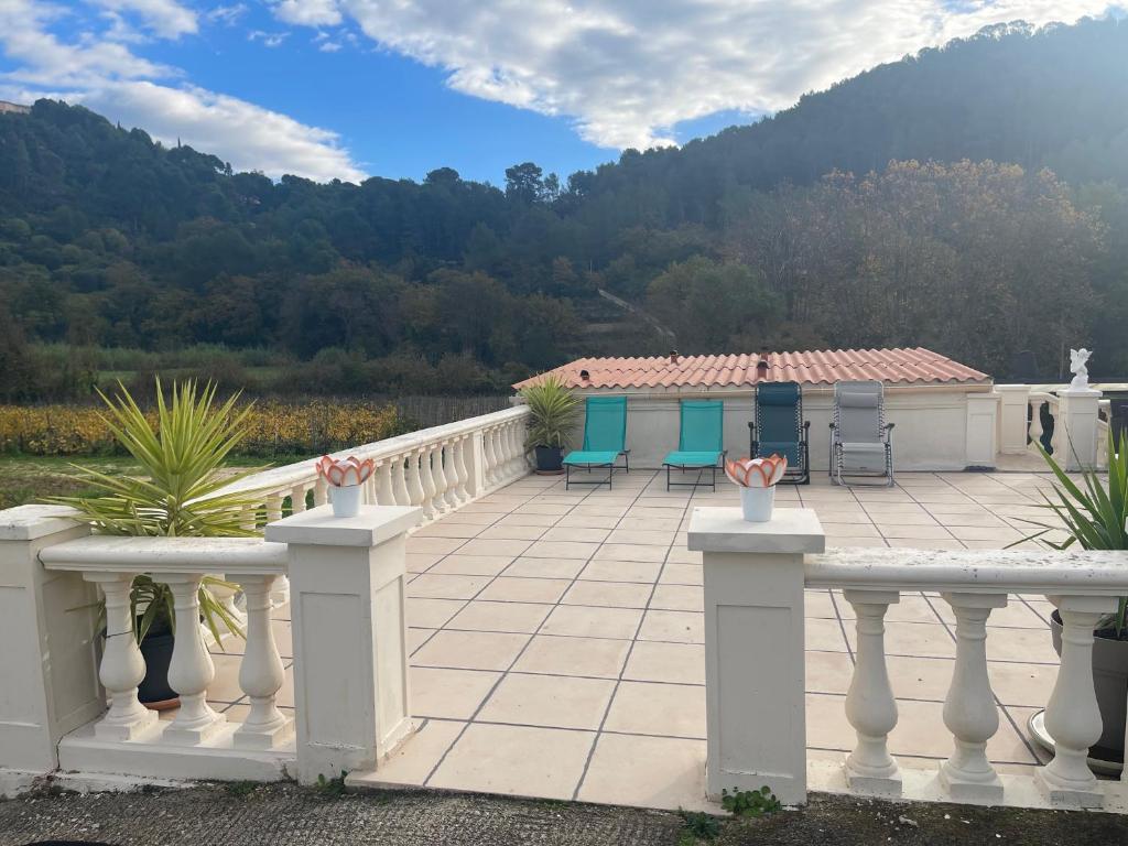 Nespecifikovaný výhled na hory nebo výhled na hory při pohledu z prázdninového domu