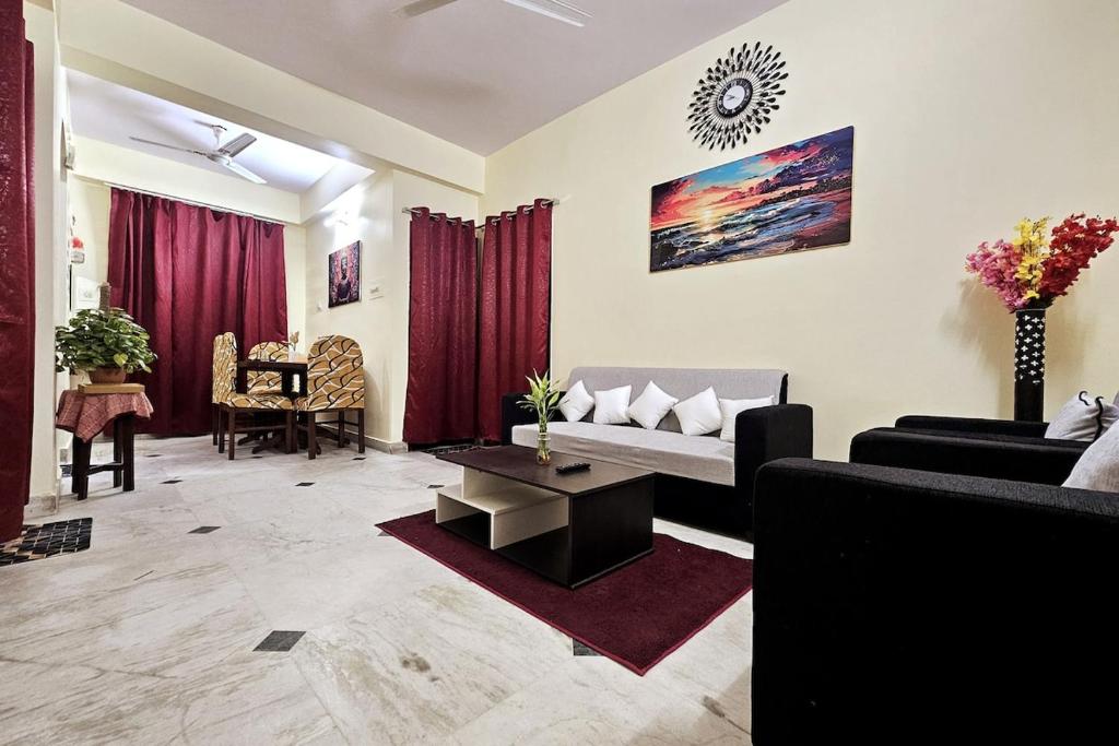 Χώρος καθιστικού στο Spacious 2BHK Flat Modern Comfort Stay