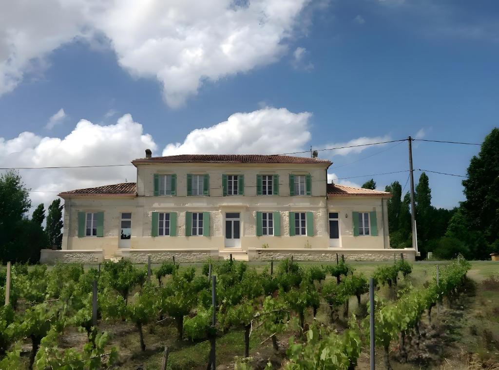a house in a vineyard with a bunch of grapes at Gites Gayet in Fours