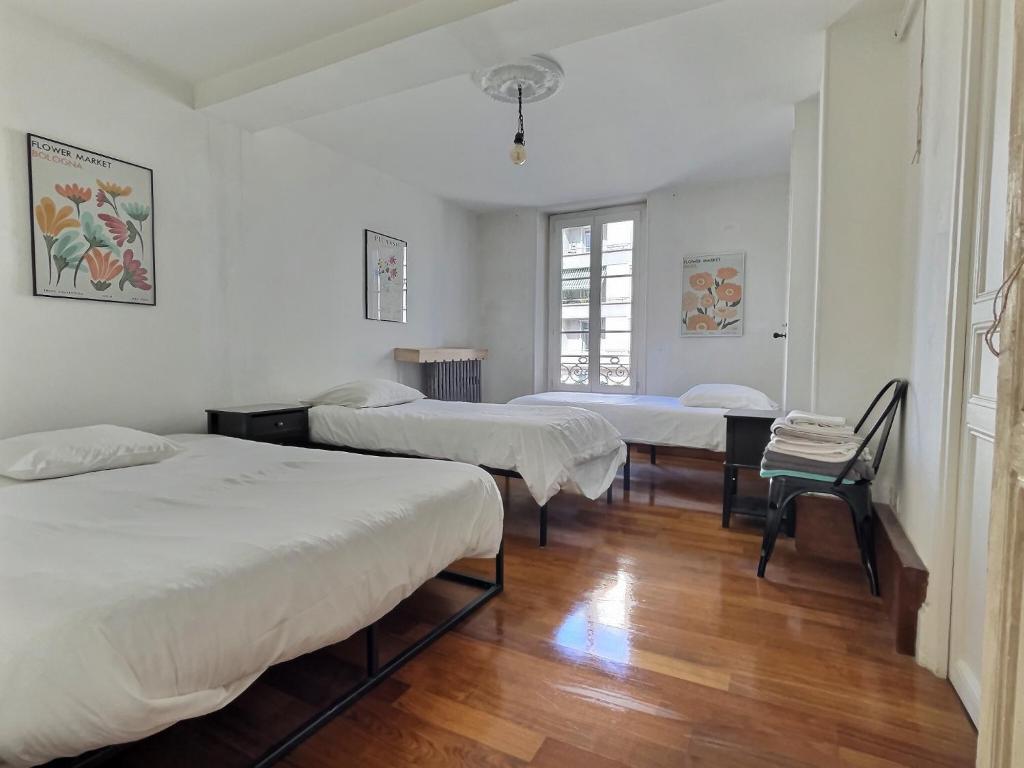 Un pat sau paturi într-o cameră la Le Jacquemart