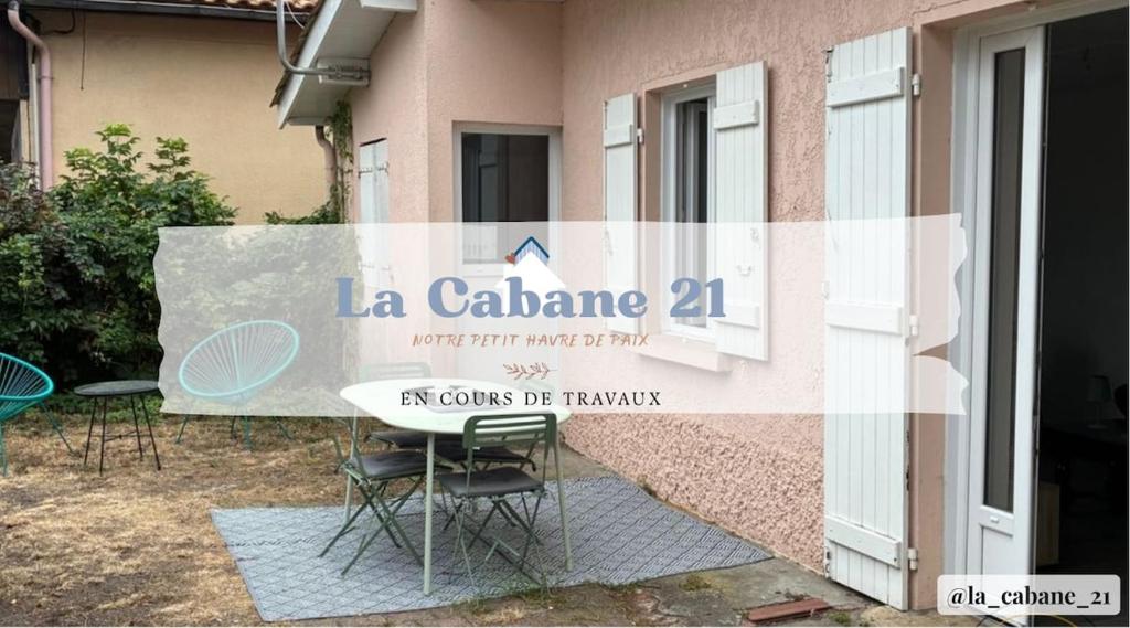 ein Schild an der Seite eines Gebäudes mit Stühlen in der Unterkunft La Cabane 21, Andernos-Les-Bains in Andernos-les-Bains