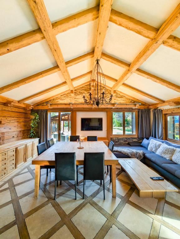 una sala de estar con una mesa y un sofá en Appt de charme dans chalet - liberté & nature, en Chesières