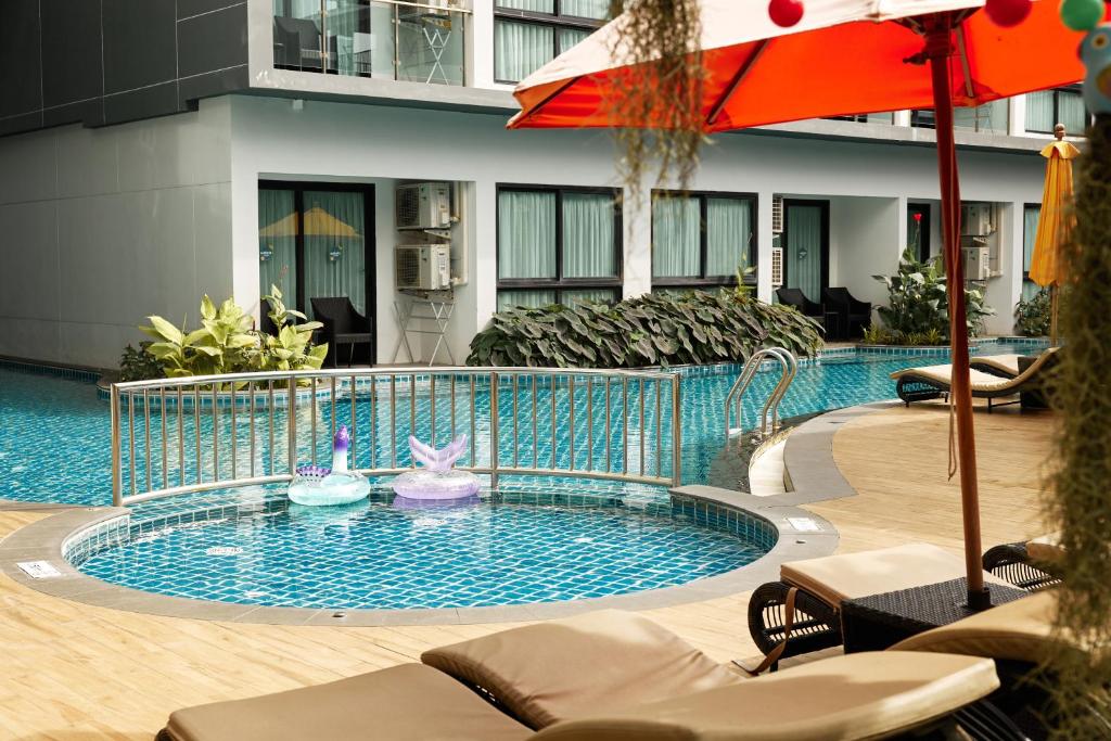 Πισίνα στο ή κοντά στο Comfy 1-BR WeKata condo, 5 min to Kata beach