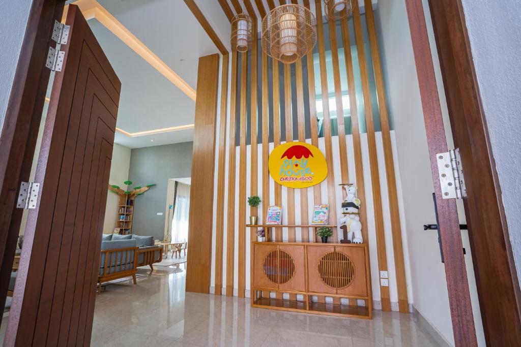 un pasillo con una pared a rayas en un edificio en Cheekaaboo Playhouse Ipoh, en Ipoh