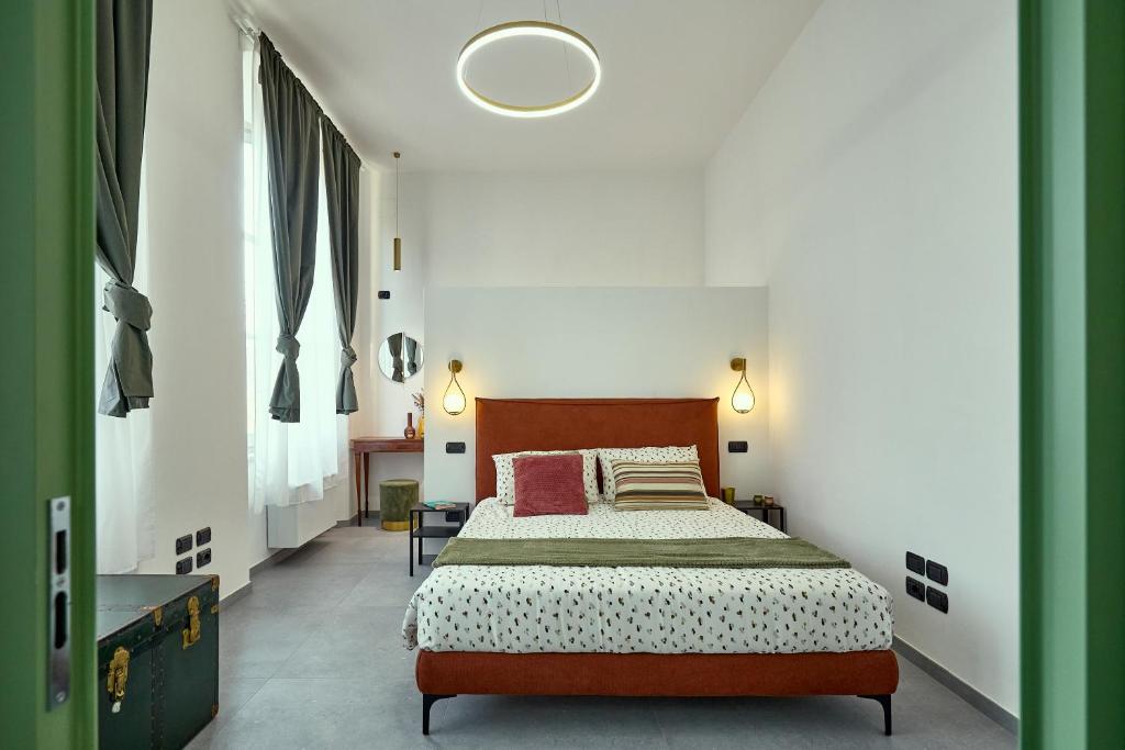 een slaapkamer met een bed in een witte kamer bij Apt G 209 in Montepulciano