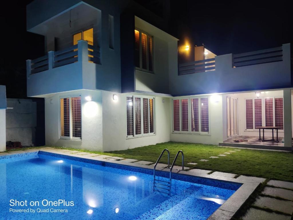 Hồ bơi trong/gần Manoj hotel in