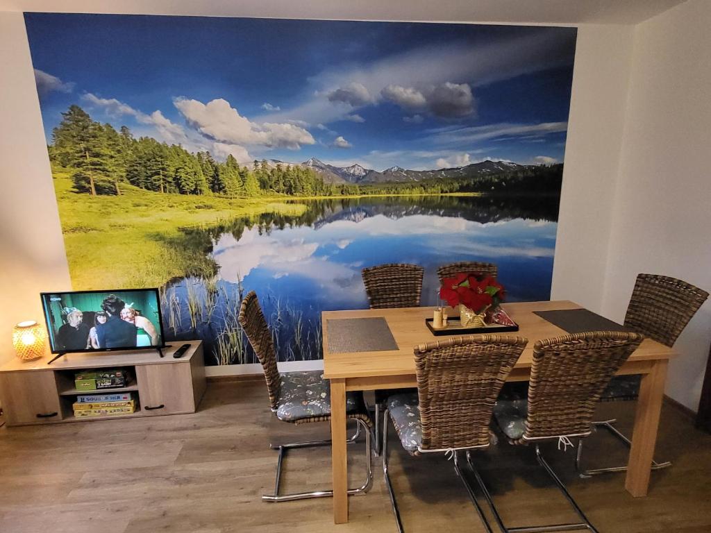 un comedor con una gran pintura de un lago en Apartmán Juli, en Horní Planá