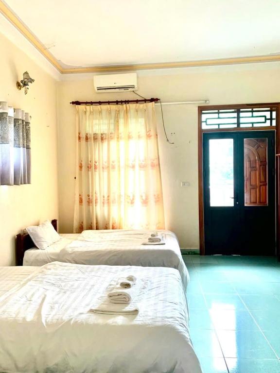 Ένα ή περισσότερα κρεβάτια σε δωμάτιο στο Khách sạn Phong Châu Sốp cộp