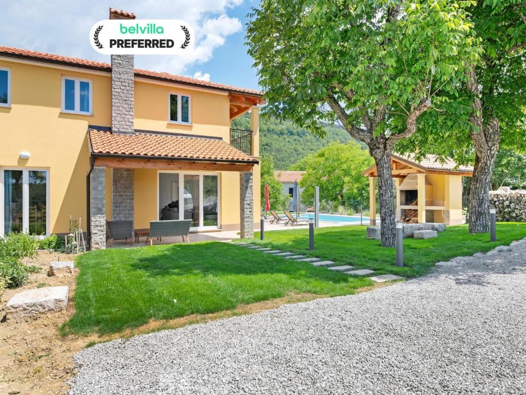 Cette villa offre une vue sur la cour. dans l'établissement Holiday Home in Buzet with Terrace, à Buzet