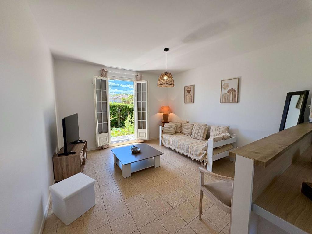 TV a/nebo společenská místnost v ubytování La Douce Parenthèse