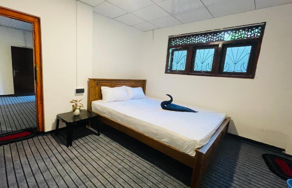 ウェリガマにあるWave Nest Hotelのベッドルーム1室(白鳥のベッド1台付)