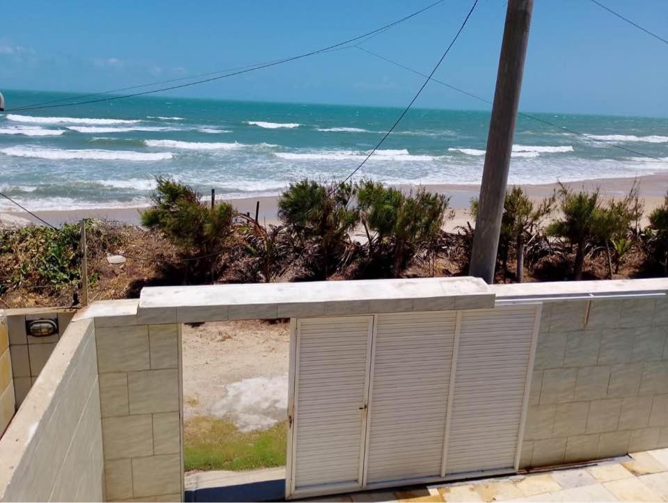 Un garaje con la playa al fondo. en capongabeachce, en Cascavel
