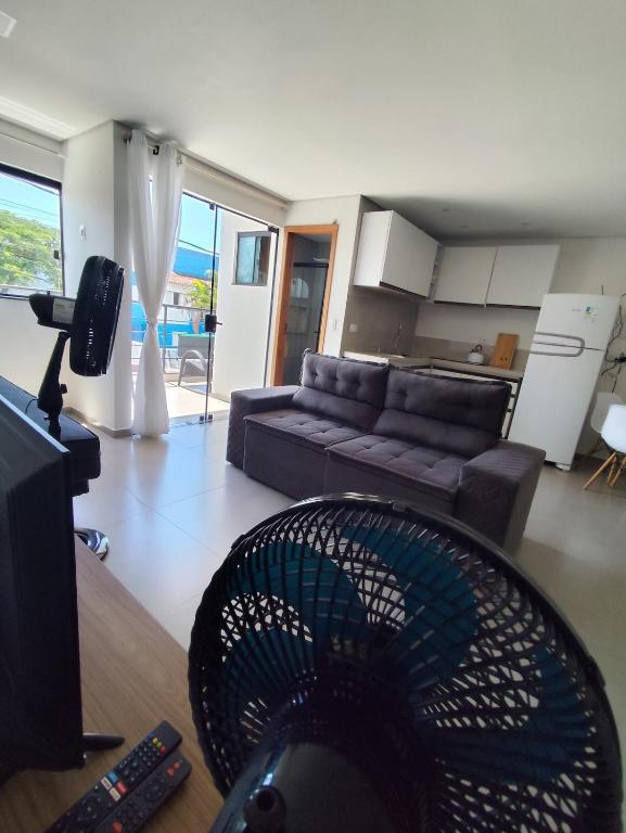 een woonkamer met een bank en een tafel bij studio 11 em Praia de Leste beach 1quarto in Pontal do Paraná