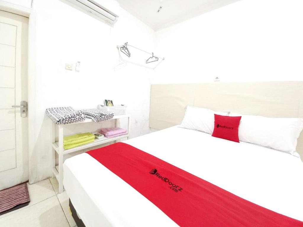 Postel nebo postele na pokoji v ubytování RedDoorz Syariah at Homestay Al Mustaqim Magetan