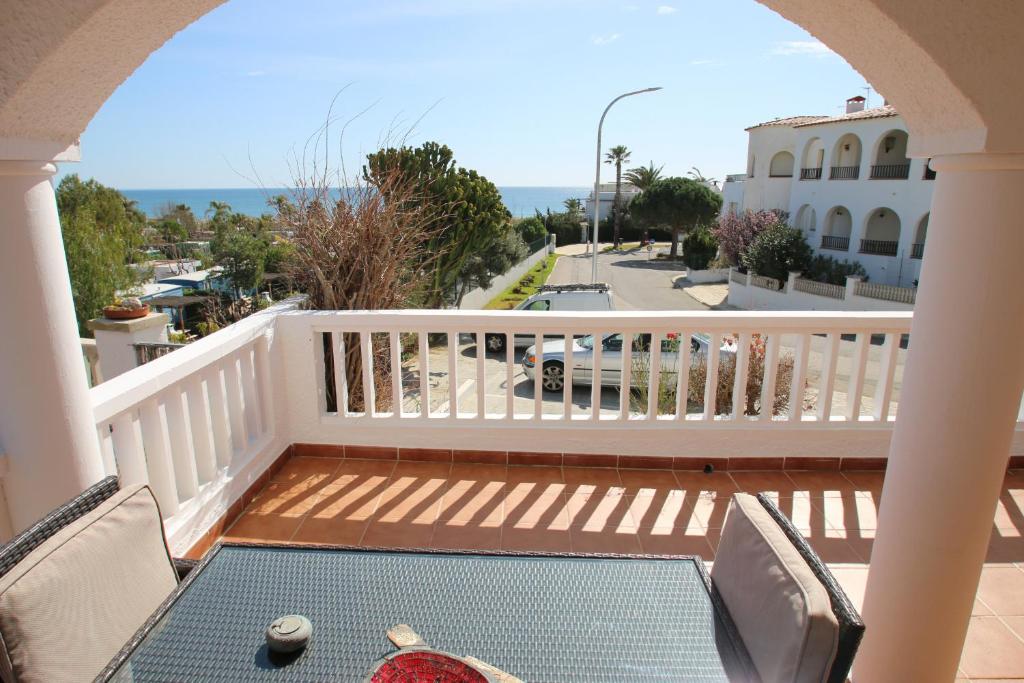 un balcone con tavolo e sedie sul portico di Casa Carmen 1 a Miami Platja