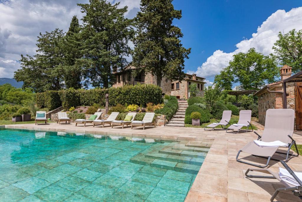 Bazén v ubytování PODERE FABBRICA 12, Emma Villas nebo v jeho okolí