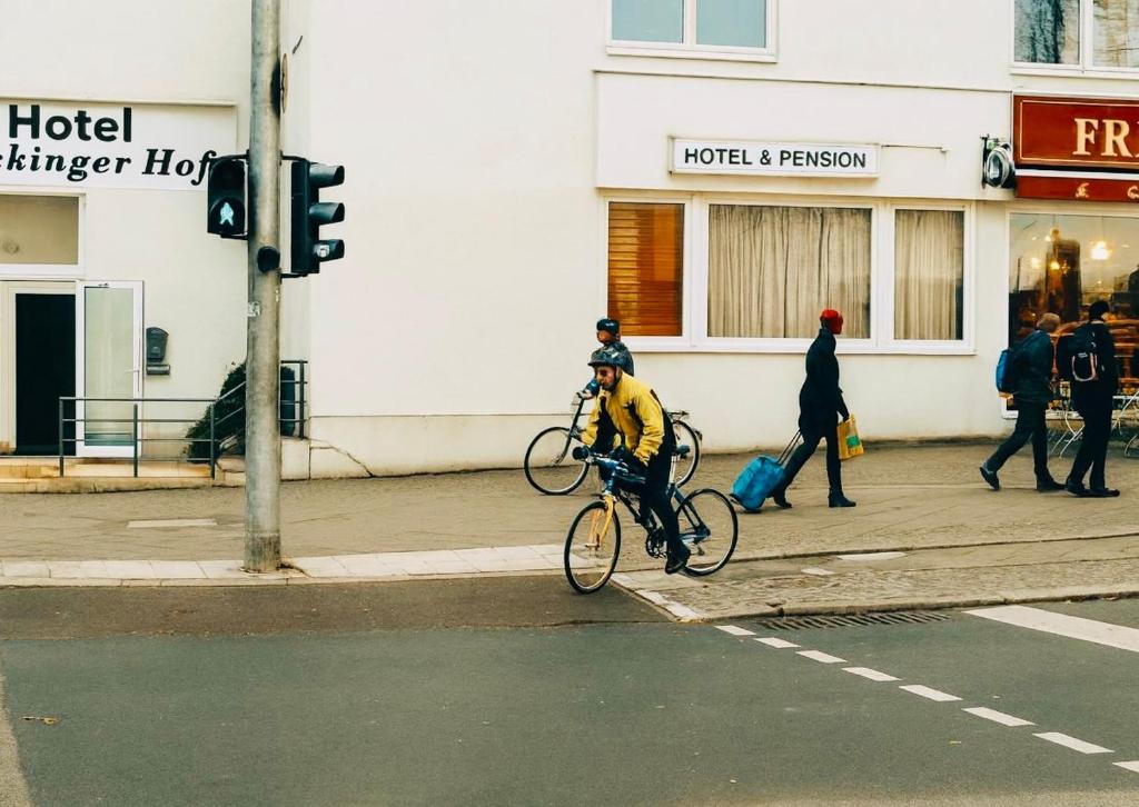 een man op een fiets door een straat bij Hotel Sickinger Hof in Berlijn