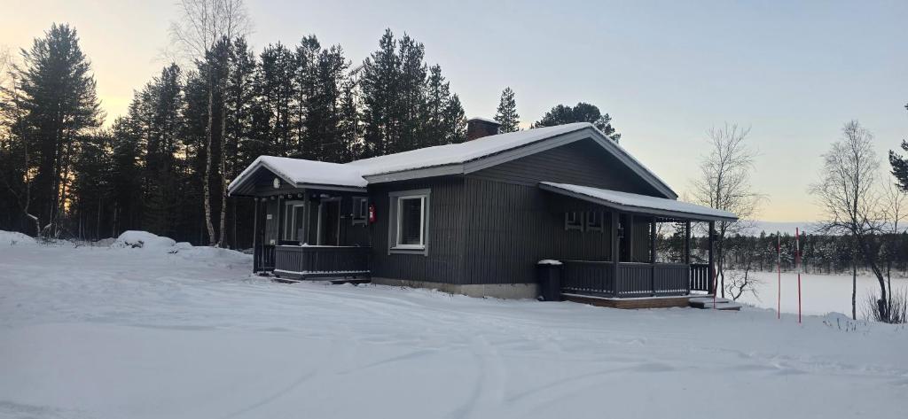 Arctic Lake Aurora house,Sevettijärvi v zimě