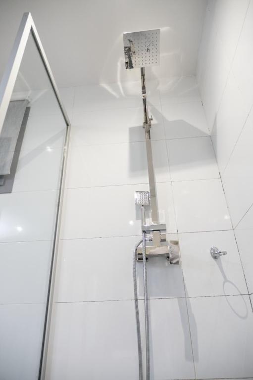 KinshasaChristFire的浴室配有玻璃淋浴房和洗手池。