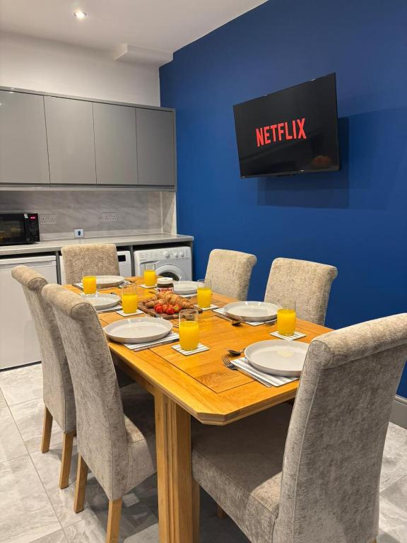 Kuchyň nebo kuchyňský kout v ubytování Modern 4 Bed Ensuite Home Fast Wi-Fi Parking