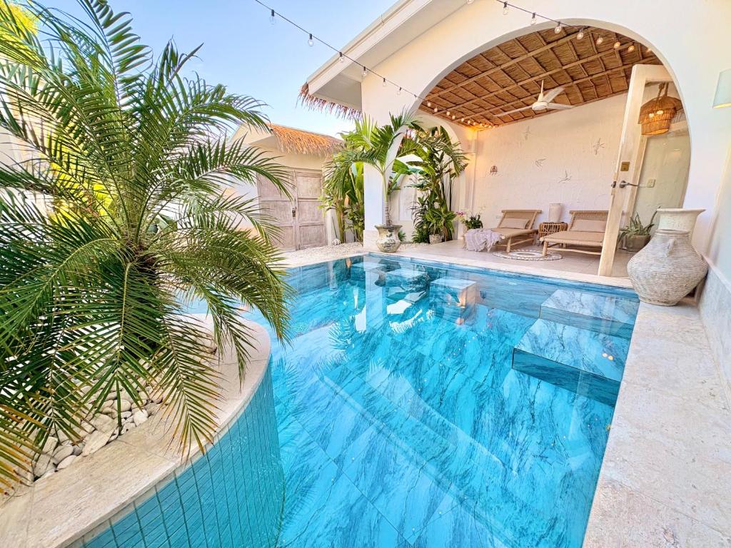 La alberca dentro o cerca de Bali-Style Private Pool Villa,3 Min Walk to Beach